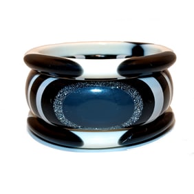 A BEAUTIFUL VINTAGE LOT OF 3 LUCITE BANGLES