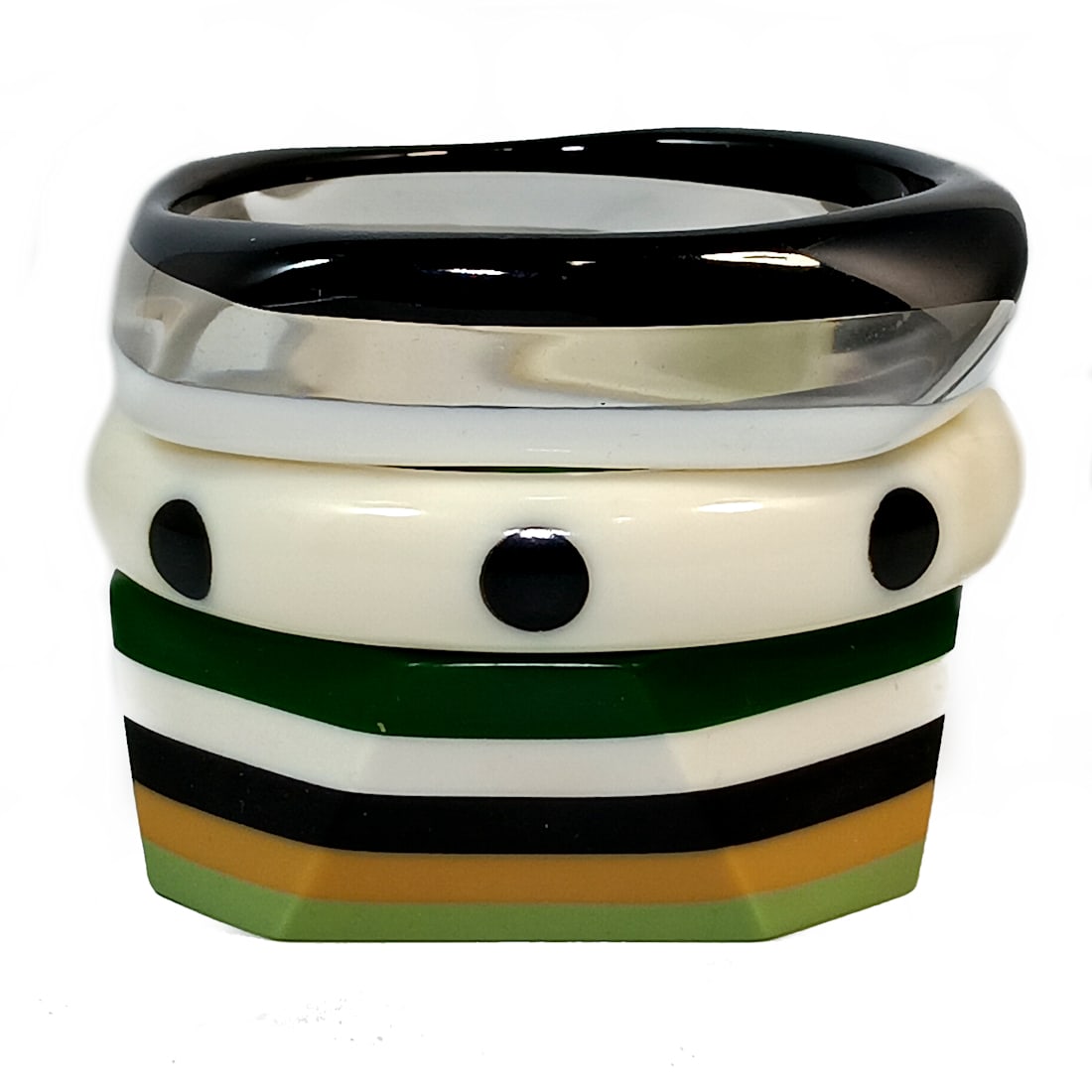 A BEAUTIFUL LOT OF 3 VINTAGE LAMINATED LUCITE BANGLES 2.5" D: OFFERED HERE IS A LOT OF 3 BEAUTIFUL VINTAGE LAMINATED LUCITE BANGLES. THEIR INNER DIAMETER IS 2.5", 2.6", 2.6". WE PROVIDE FREE IN-HOUSE SHIPPING WITHIN THE U.S.
