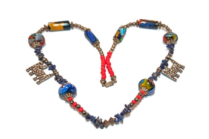 A BEAUTIFUL VINTAGE TRADE BEADS NECKLACE 24"