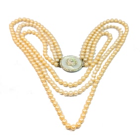 A FINE VINTAGE HIGH END 3 STRANDS GLASS PEARLS NECKLACE
