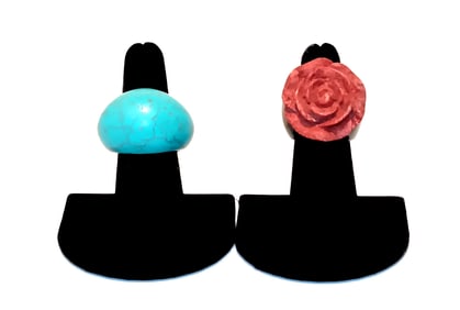 A BEAUTIFUL LOT OF 2 VINTAGE RINGS ONYX CORAL TURQUOISE