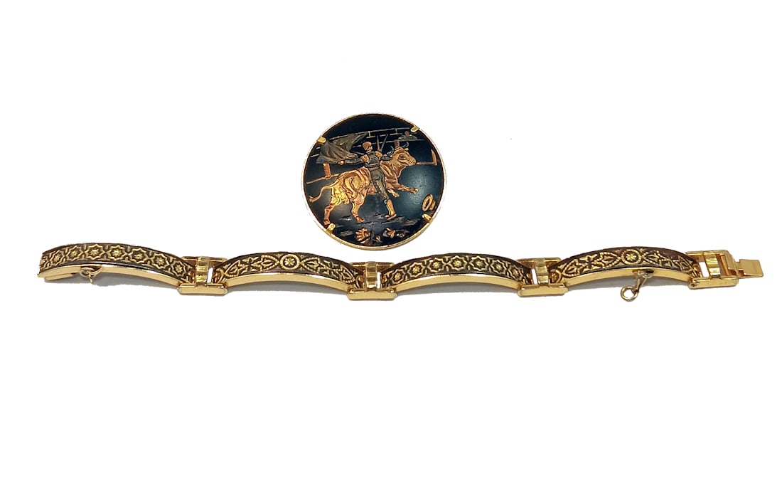 A BEAUTIFUL VINTAGE DAMASCENE BRACELET BROOCH: THIS LOT FEATURES 2 VINTAGE DAMASCENE PIECES. A BRACELET 7" LONG AND A BROOCH 1.5" IN DIAMETER. WE PROVIDE FREE IN-HOUSE SHIPPING WITHIN THE U.S.