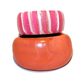 LOT OF 2 BEAUTIFUL VINTAGE LUCITE BANGLES