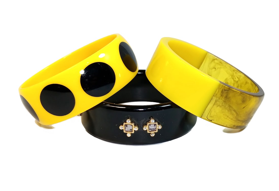 A BEAUTIFUL LOT OF 3 VINTAGE LUCITE BANGLES: THIS LOT INCLUDES 3 VINTAGE BANGLES. THEY MEASURES 2.5" IN DIAMETER EACH. WE PROVIDE FREE IN-HOUSE SHIPPING WITHIN THE U.S.