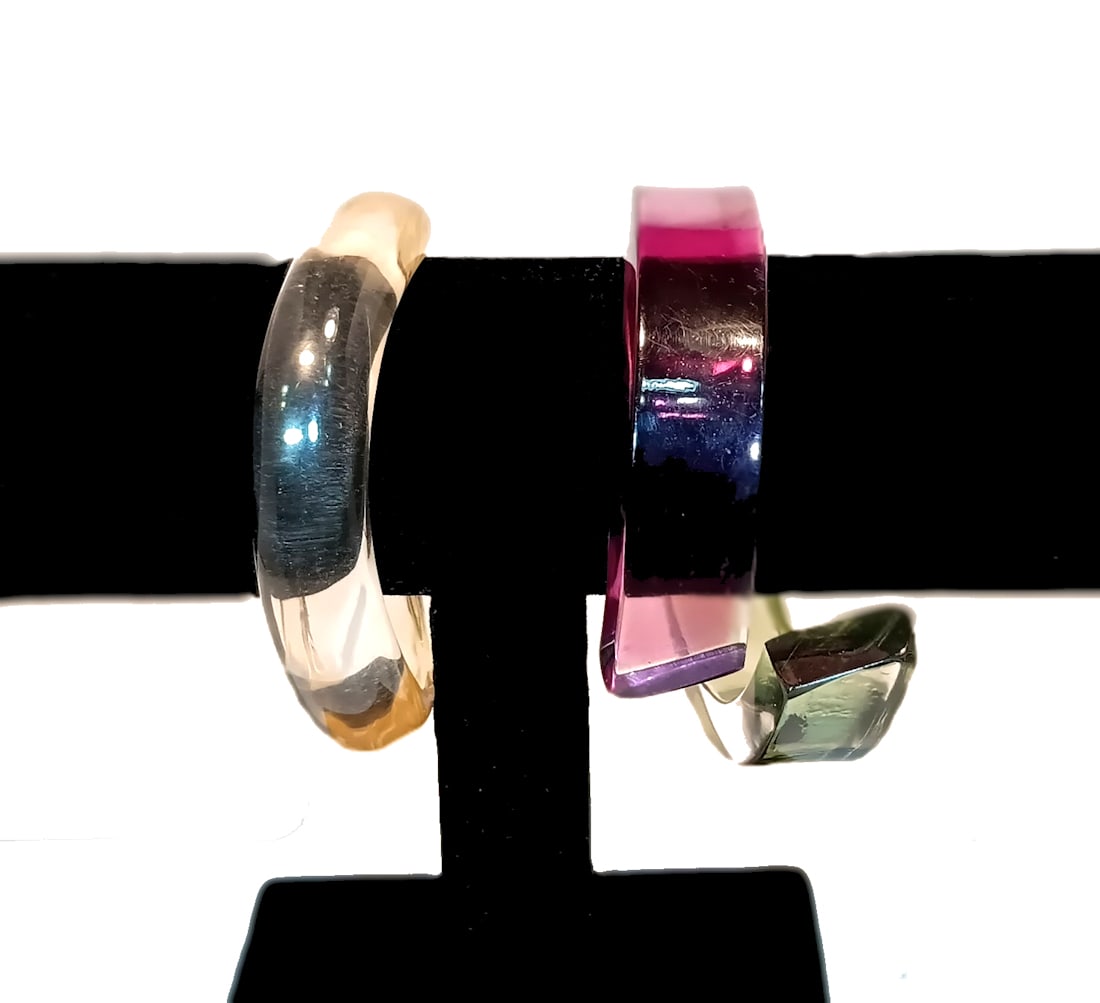 A WONDERFUL VINTAGE LOT OF 2 LUCITE BANGLES: THIS LOT FEATURES 2 WONDERFUL VINTAGE LUCITE BANGLES. THE BANGLES ARE 2.5" D AND 2.6" D. WE PROVIDE FREE IN-HOUSE SHIPPING WITHIN THE U.S.