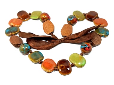 A BEAUTIFUL VINTAGE CERAMIC WOOD NECKLACE 24" LONG