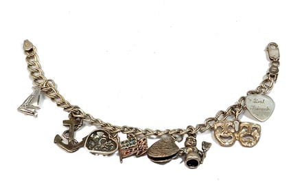 A BEAUTIFUL VINTAGE STERLING CHARM BRACELET 925 7" LONG