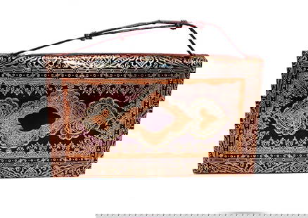A FINE VINTAGE "MADE IN VENEZIA" GOLD TONE ITALIAN EVENING CLUTCH ORNATE FILIGREE: ELEGANT AND RICHLY DETAILED, THIS VINTAGE ITALIAN EVENING CLUTCH FEATURES GOLD-TONE FILIGREE WORKED ONTO A DEEP BURGUNDY METAL FRAME, FULLY STAMPED "MADE IN VENEZIA". IN EXCELLENT CONDITION WITH MINIM