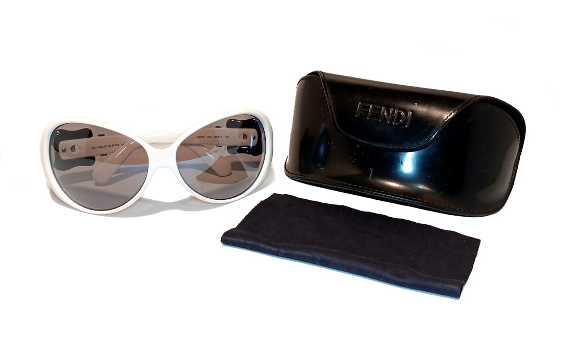 A VINTAGE FENDI FS382 001 WHITE CAT EYE DESIGNER SUNGLASSES WITH CASE AND CLOTH ITALY: ELEVATE YOUR LOOK WITH THESE BOLD AND ELEGANT AUTHENTIC FENDI FS382 001 SUNGLASSES, FEATURING A WHITE ACETATE FRAME WITH BLACK TEMPLE ACCENTS IN A MODERN CAT-EYE/OVAL SILHOUETTE. THESE LUXURY ITALIAN 