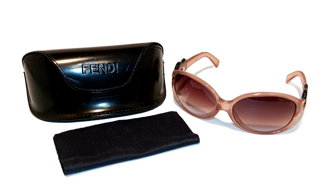 VINTAGE FENDI FS418 706 PINK GRADIENT SUNGLASSES DESIGNER EYE WEAR WITH CASE & CLOTH ITALY: THIS LOT INCLUDES A CHIC AND TIMELESS FENDI FS418 706 DESIGNER SUNGLASSES FEATURING A DELICATE TRANSLUCENT ROSE-PINK FRAME WITH SOFTLY TINTED GRADIENT LENSES AND ELEGANT BLACK TEMPLE HINGE ACCENTS. A 