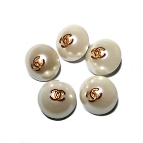 A FABULOUS VINTAGE SET OF 5 CHANEL LOGO PEARLIZED BUTTONS