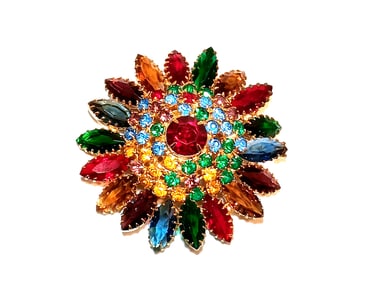 A VINTAGE 1960S JULIANA STYLE LAYERED RHINESTONES BROOCH MULTICOLOR