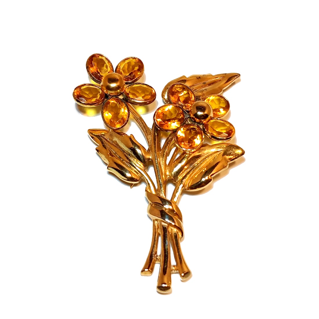 A FINE VINTAGE UNSIGNED TRIFARI FUR CLIP WITH YELLOW GLASS FLOWERS CA. 1940S: THIS FINE VINTAGE FUR CLIP IN THE STYLE OF TRIFARI, FEATURING GOLDEN FLORAL STEMS ADORNED WITH SPARKLING CITRINE-YELLOW GLASS STONES. CRAFTED IN RICHLY POLISHED GOLD-TONE METAL WITH A SECURE DOUBLE-PR