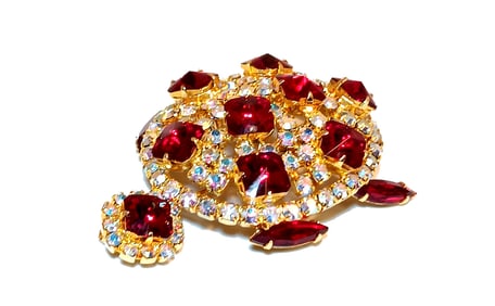 A VINTAGE 1950S TURTLE BROOCH WITH RUBY RED AND AB RHINESTONES DESIGNER STYLE