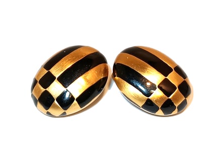 A VINTAGE 1980S SIGNED CAROLEE ENAMELED EARRINGS CLIP-ON