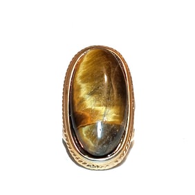 A VINTAGE GOLD-TONE RING WITH OVAL TIGER'S EYE CABOCHON SIZE 6.5