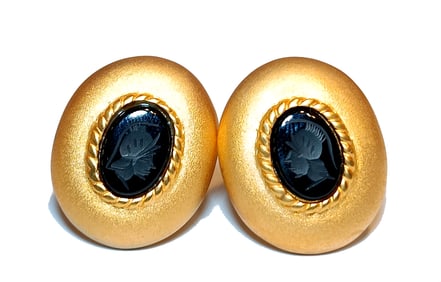 VINTAGE MATTE GOLD TONE CLIP-ON EARRINGS WITH BLACK ONYX INTAGLIO UNSIGNED
