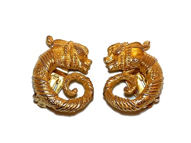 A FABULOUS VINTAGE GOLD-TONE SCULPTED DRAGON CLIP-ON EARRINGS UNSIGNED