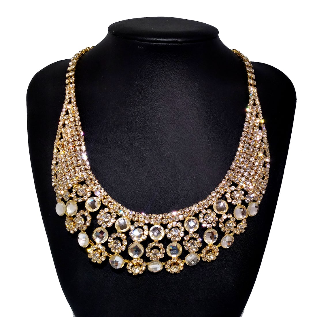 A BEAUTIFUL VINTAGE SIGNED RHINESTONE NECKLACE: THIS OT INCLUDES A BEAUTIFUL VINTAGE RHINESTONE SIGNED NECKLACE. THE NECKLACE MEASURES 17" WITH EXTENSION. WE PROVIDE FREE IN-HOUSE SHIPPING WITHIN THE U.S.