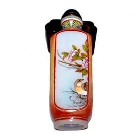 A FINE CHINESE MILK GLASS ENAMELED SNUFF BOTTLE QIANLONG MARK