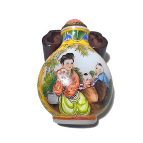 FINE CHINESE SNUFF BOTTLE ENAMEL ON GLASS CHILDREN MOTHER QIANLONG MARK