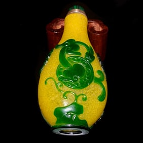FINE ANTIQUE CHINESE PEKING GLASS BOTTLE IMPERIAL YELLOW 18-19C CHI DRAGON STORK