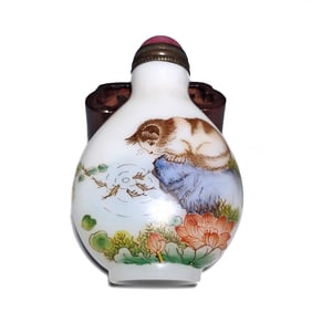 A FINE CHINESE ENAMEL ON GLASS SNUFF BOTTLE CATS QIANLONG MARK