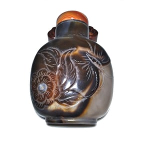 A BEAUTIFUL CHINESE CARVED AGATE SNUFF BOTTLE CAT MOTH PEONY