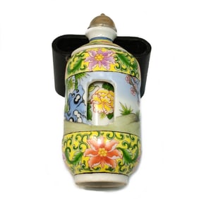 A VERY FINE CHINESE FAMILLE ROSE ROTATING PORCELAIN SNUFF BOTTLE QIANLONG MARK