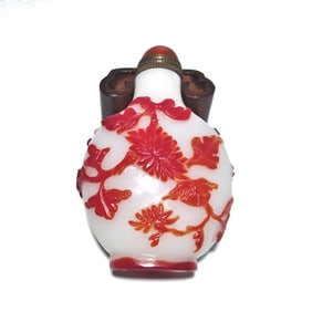 A WONDERFUL ANTIQUE CHINESE PEKING GLASS SNUFF BOTTLE BUTTERFLY PEONY