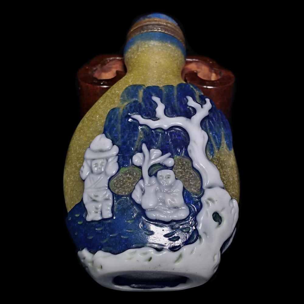 AN EXQUISITE ANTIQUE CHINESE BUBBLE INFUSED PEKING GLASS YELLOW GROUND SNUFF BOTTLE