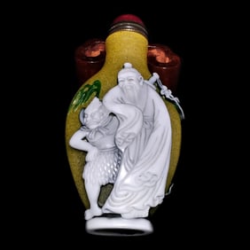 FINE CHINESE PEKING GLASS SNUFF BOTTLE MYTHICAL CHARACTERS YELLOW