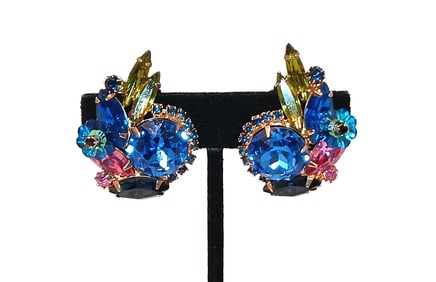 A FABULOUS VINTAGE  JULIANA  COLORBURST RHINESTONES CLIP-ON EARRINGS UNSIGNED