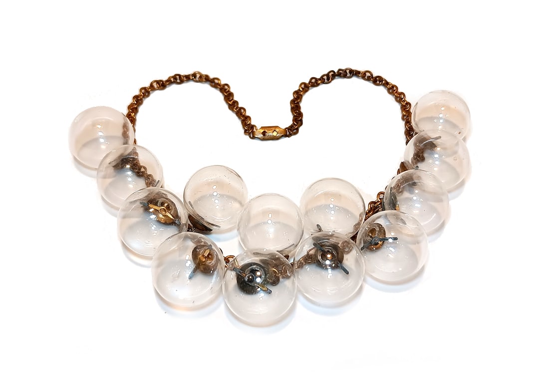 VINTAGE MIRIAM HASKELL CLEAR LUCITE BUBLE NECKLACE 14" 1950S UNSIGNED: A CHARMING 1950S NECKLACE IN THE STYLE OF MIRIAM HASKELL, FEATURING OVERSIZED CLEAR LUCITE "BUBBLE" BEADS SUSPENDED FROM A GOLD-TONE CHAIN. MEAUSRES 14 INCHES LONG WITH AN ENGRAVED BOX CLASP. UNSIGNED