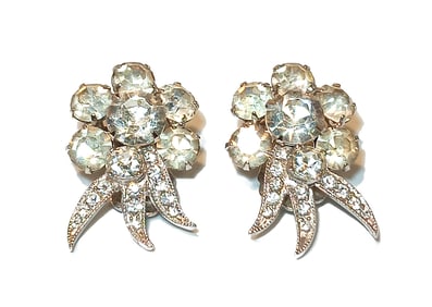 VINTAGE SIGNED EISENBERG RHINESTONE FLORAL CLIP-ON EARRINGS MID-CENTURY SPARKLE