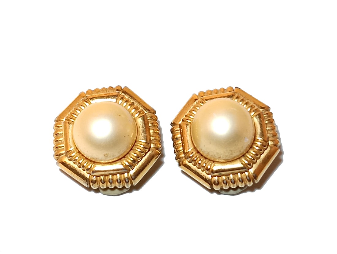 VINTAGE SIGNED CINER FAUX PEARL & GOLD-TONE CLIP-ON EARRINGS: A CLASSIC VINTAGE CLIP-ON EARRINGS SIGNED CINER, FEATURING A DOMED FAUX PEARL CENTER SET IN A BOLD, TEXTURED GOLD-TONE HEXAGONAL FRAME. APPROX. 1" DIAMETER. LIGHT WEAR TO PEARLS (AS SHOWN) OVERALL GOO