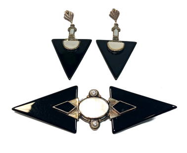 LARGE VINTAGE DECO STERLING BROOCH & EARRINGS INLAID ONYX MOTHER OF PEARL: OFFERED HERE IS A VERY LARGE, ART DECO STYLE, VINTAGE STERLING AND ONYX BROOCH. IT IS INLAID WITH ONYX AND MOTHER OF PEARL. IT WEIGHS 18 GRAMS AND MEASURES 3.9 INCHES LONG BY 1.2 INCHES WIDE. IT TESTS