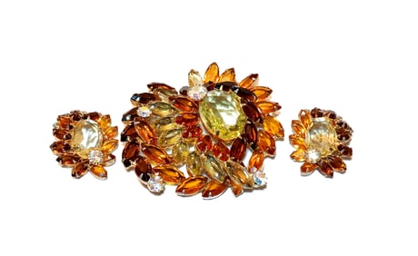 A VINTAGE AMBER & CITRINE RHINESTONE BROOCH AND EARRINGS SET UNSIGNED BEAUTY 1950S-60S