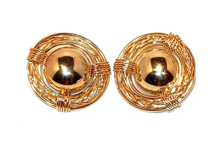 A BEAUTIFUL VINTAGE GOLD-TONE DOMED CLIP-ON EARRINGS 1.5" DIAMETER