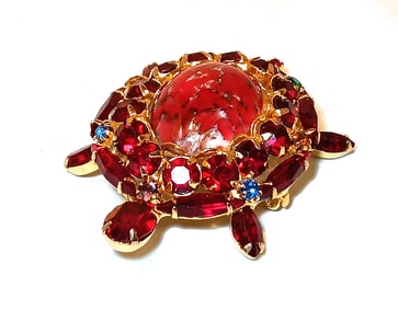A VINTAGE JULIANA STYLE TURTLE BROOCH WITH RUBY RED RHINESTONES & ART GLASS CABOCHON C. 1960S