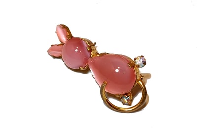 A FINE VINTAGE AUSTRIAN PINK GLASS CABOCHON BUNNY BROOCH 1.5" LONG