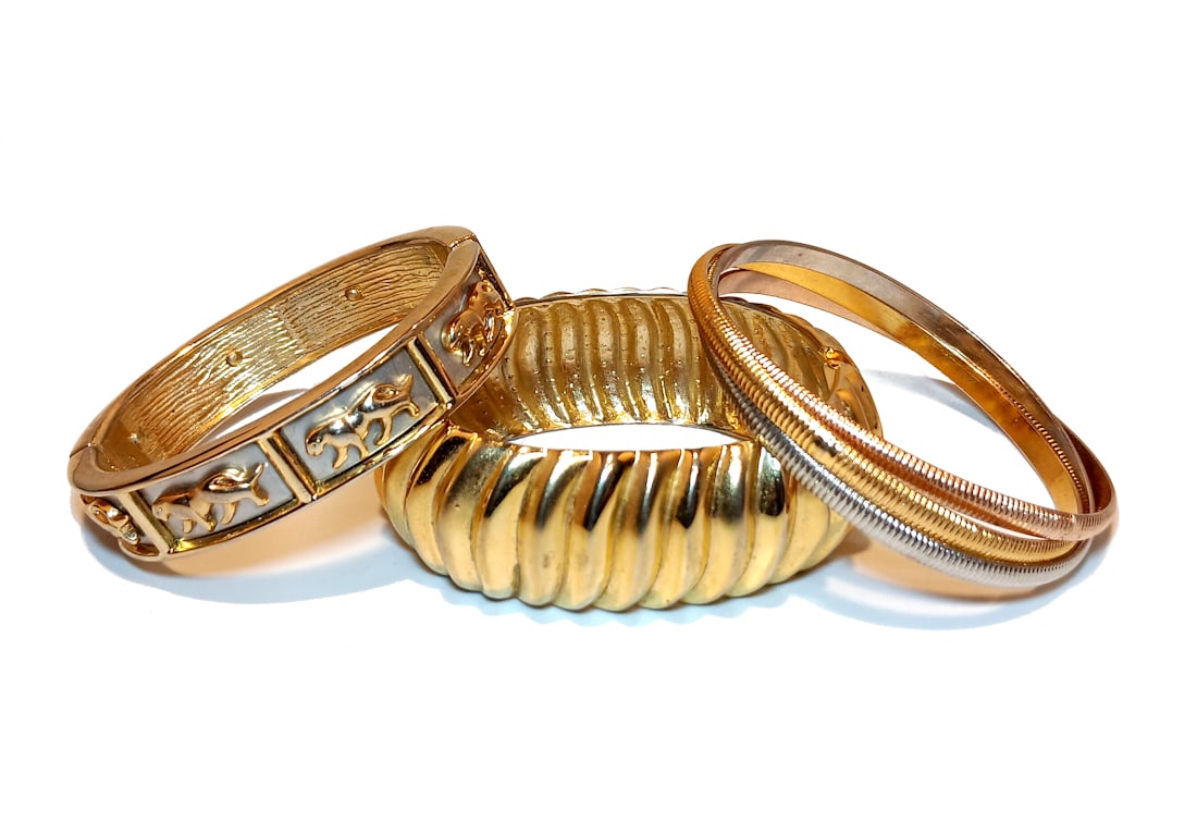 VINTAGE GOLD-TONE BANGLE BRACELET LOT BOLD & ELEGANT SET OF 3 (1 of 4)