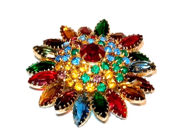 A VINTAGE 1960S JULIANA STYLE LAYERED RHINESTONES BROOCH MULTICOLOR