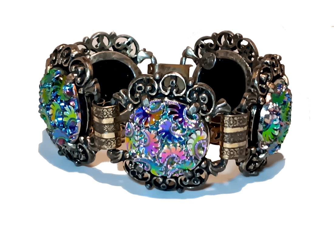 VINTAGE JUDY LEE BRACELET MOLDED ART GLASS STONES 7.25": THIS AMAZING VINTAGE BRACELET SIGNED JUDY LEE MEASURES 7.25" LONG. THE BEAUTIFUL PEWTER COLORED MOLDED GLASS STONES WITH SHIMMERING PINK AND GREEN COLORS HIGHLIGHT THIS BRACELET. EACH GLASS STONE IS C