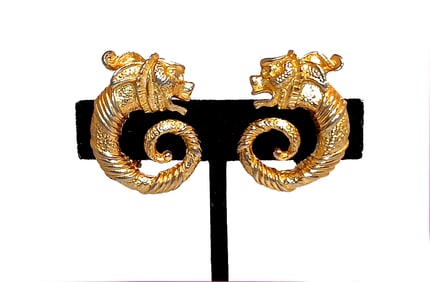 A FABULOUS VINTAGE GOLD-TONE SCULPTED DRAGON CLIP-ON EARRINGS UNSIGNED