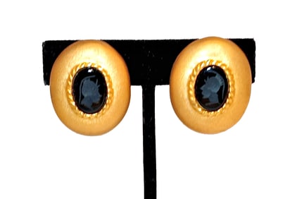VINTAGE MATTE GOLD TONE CLIP-ON EARRINGS WITH BLACK ONYX INTAGLIO UNSIGNED