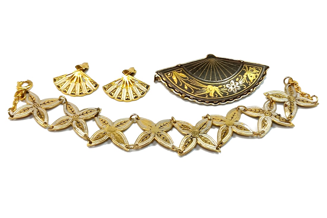 VINTAGE DAMASCENE LOT BRACELET EARRINGS BROOCH: THE FINE VINTAGE DAMASCENE LOT FEATURES A BRACELET 7" LONG, A BROOCH 2" BY 1" AND A PAIR OF EARRINGS. WE PROVIDE FREE IN-HOUSE SHIPPING WITHIN THE U.S.