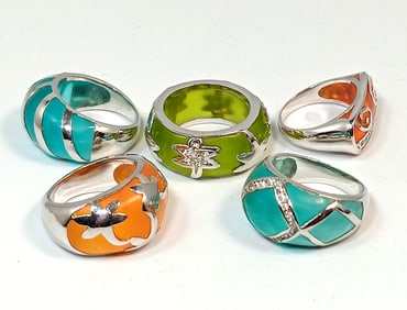 A LOT OF 5  BEAUTIFUL GLASS AND RHODIUM RINGS