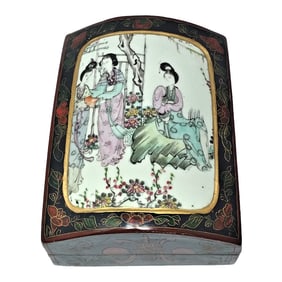VINTAGE CHINESE LACQUER CASKET WITH FAMILLE-ROSE PORCELAIN PANEL COURT LADIS IN GARDEN 7.75"