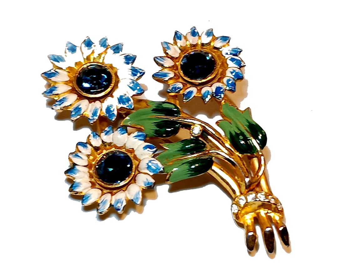 VINTAGE 1940'S UNSIGNED CORO ENAMELED TRIPLE FLOWER BROOCH 3": THIS LOT FEATURES A FINE VINTAGE 1940'S UNSIGNED CORO ENAMELED TRIPLE FLOWER BROOCH. THE BROOCH MEASURES 3" BY 2.25". EXCELLENT CONDITION, SEE PHOTOS. WE PROVIDE FREE IN-HOUSE SHIPPING WITHIN THE U.S.